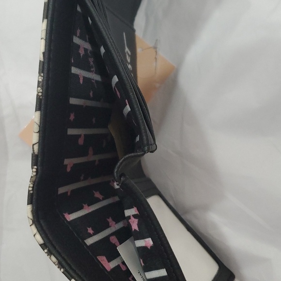 Betsey Johnson black white skull print heart shaped closure lock trifold wallet - Picture 8 of 12